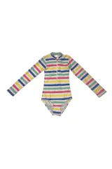 Malla entera de lycra blanca con rayas horizontales de colores: azul, amarillo, rosa y verde. Tiene cierre frontal con cremallera.