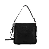 Cartera mediana de cuero sintético color negro, con correa de hombro ajustable y cierre superior.