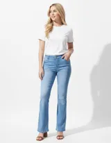 Jean elastizado celeste, de tiro medio y pierna recta.