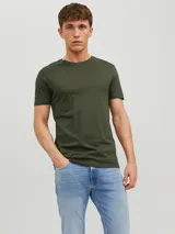 Camiseta verde militar de manga corta y cuello redondo, corte slim fit.