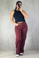 Pantalón de jean color bordó, corte wide leg con costuras a la vista en las rodillas.