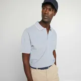 Remera polo celeste de piqué de algodón, corte clásico, con cuello y mangas con ribete blanco.