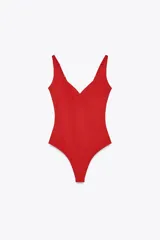 Body rojo de breteles finos regulables y escote en V.