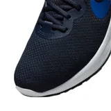 Championes Nike Revolution 6 Next Nature, color negro con logo azul y suela blanca.
