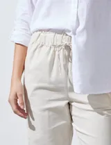 Pantalón de lino color blanco, marca Aexanderr Jordan. Tiene pretina ancha elastizada con lazo de ajuste, bolsillos verticales delanteros y bolsillos traseros.