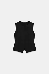 Top negro de punto, sin mangas, con cuello redondo. Presenta costuras marcadas en el frente y un bajo con abertura frontal que simula un peplum ajustado.
