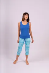 Pijama de algodón y lycra, compuesto por una musculosa azul con botones y un pantalón capri estampado en tonos celeste y blanco.