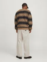 Pantalón de algodón color beige, de corte ancho, con bolsillos laterales y traseros. Presenta costuras contrastantes en color marrón.