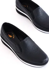 Slip-on deportivos de cuero color marrón con estampado de piel de cocodrilo, suela de goma blanca y plantilla acolchada.