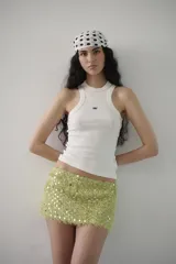 Musculosa blanca de algodón con corte nadadora y logo bordado en negro.