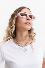 Remera celeste de algodón con cuello redondo y calce regular.