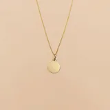 Conjunto de collar y aros de oro amarillo 18k con dije circular.