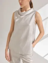 Musculosa plateada de lino y viscosa, con cuello drapeado.