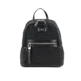 Mochila negra de símil cuero con diseño texturizado. Tiene acceso con cierre doble, un compartimento principal, un bolsillo interno con cierre, un bolsillo interno abierto y un bolsillo externo con cierre. Las correas son regulables y los herrajes son plateados. El interior está forrado en tela de algodón y poliéster.