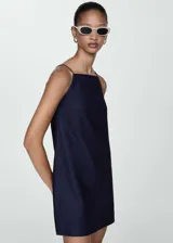 Vestido corto azul marino de corte recto, con tirantes finos y escote cuadrado.
