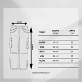 Bermuda de jean negro con diseño baggy, largo hasta la rodilla, con roturas y estampado de calaveras en los bolsillos traseros.