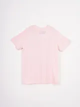 Remera de manga corta color celeste claro con cuello redondo y un pequeño estampado lineal de cinco macetas con flores en el centro del pecho.