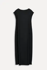 Vestido largo negro de tejido fluido, con cuello redondo y mangas cortas con dobladillo.