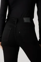 Pantalón de jean negro de tiro alto y corte flare.