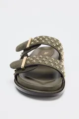 Sandalias planas color verde militar con doble tira con hebillas y tachas metálicas.