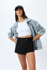 Short pollera de jean negro con falso cruce delantero y calce cómodo.