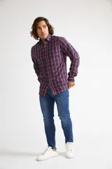 Camisa de hombre de manga larga con fit slim, cartera abotonada y logo bordado.