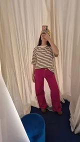 Pantalón jean de corte recto color fucsia, con botón de madera en la cintura.