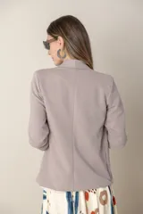 Blazer beige de algodón con solapa entera, bolsillos delanteros y frunce en las mangas 3/4.