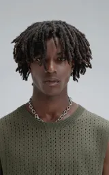 Sudadera sin mangas color verde militar, con cuello redondo y tejido de punto calado.