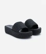 Sandalia flatform negra con superficie trenzada, tira ancha y puntera redonda.