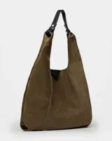 Bolso de cuero gamuza en color tostado con diseño amplio y asas ajustables.