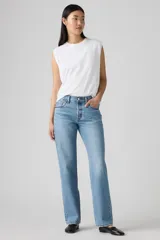Pantalón de jean celeste claro, de corte recto, con tiro alto y cierre con botones.