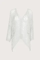 Blusa blanca de tejido calado con mangas 3/4 y escote en V.