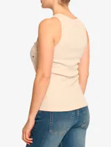 Musculosa marrón con cuello redondo y apliques de joyas en el frente.