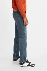 Jeans de corte regular, con diseño clásico y sin elasticidad, en un tono azul intermedio.