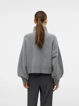 Sweater tejido gris con cuello alto y mangas globo.