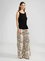 Musculosa tejida en hilo de lurex color dorado, con escote redondo y logo de Polonio en cobre.