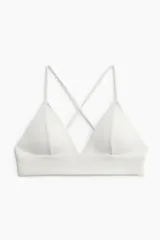 Top de bikini blanco con copas de triángulo con relleno extraíble, breteles finos ajustables y tiras cruzadas en la espalda. Sin aros ni cierre. Forrado.