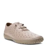 Zapato Lombardino color amarillo crema, con capellada de cuero con perforaciones y cordones elásticos.