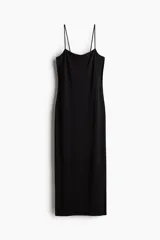 Vestido midi negro ajustado al cuerpo, con breteles finos y escote recto.