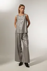 Musculosa color beige metalizado, de lino y viscosa, con cuello a la base y corte holgado.