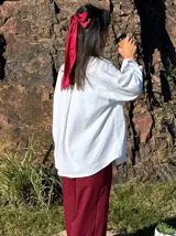 Camisa oversize de gabardina con lycra, color blanco.
