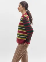 Cardigan de algodón con estampado de rombos en tonos marrón, beige y azul. Tiene cuello camisero, cierre frontal con botones azules y calce suelto.