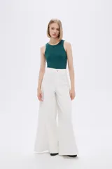 Body blanco sin mangas de poliamida, liso, al cuerpo, con broches y cuello halter.