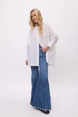 Pantalón jean oxford con recortes, de tiro alto y calce elastizado.