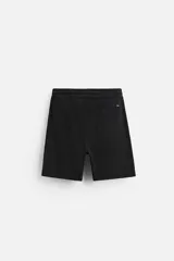 Bermuda color verde militar de corte relajado, confeccionada en tejido de algodón. Tiene cintura elástica ajustable con cordón interior, bolsillos frontales y bolsillo trasero de parche.