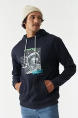 Canguro azul marino de felpa con capucha y cordones blancos. Presenta un estampado con una imagen de una escultura y texto en verde y blanco. Tiene bolsillos tipo canguro y puños y cintura acanalados.