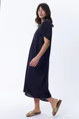 Vestido midi azul marino de corte amplio, con escote en V y mangas cortas.