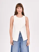 Chaleco color crudo con botones frontales y corte en V. Sin mangas.