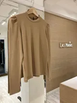 Remera color beige de morley de algodón, manga larga con detalle fruncido en el hombro y cuello redondo.